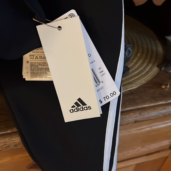 NWT Stylish Small Woman’s Cropped Black Pullover Hoodie - Picture 8 of 11